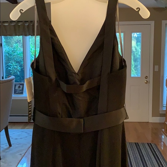 Black gown - Picture 3 of 4